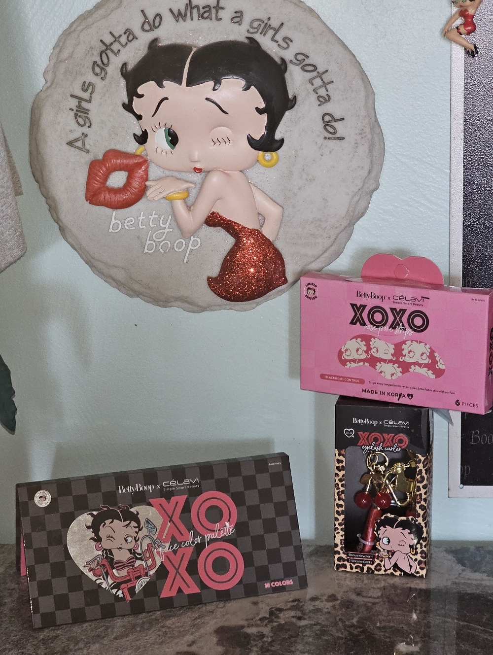 Betty Boop × CélaVi XOXO Bundle – Eyeshadow Palette, Eyelash Curler & Nose Strip - Picture 2 of 6